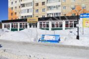 проспект Нефтяников в районе дома 1, скамейка 10